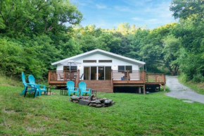 Private modern cabin, short walk to town, near Asheville